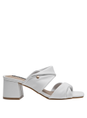 Combinación versátil de sandalia blanca en cuero para atuendos cotidianos y especiales.
