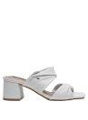 Combinación versátil de sandalia blanca en cuero para atuendos cotidianos y especiales.