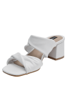 Sandalia blanca de cuero con punta abierta y taco bloque, ideal para looks casuales y elegantes.
