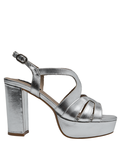 Sandalia de fiesta en cuero plata, diseño metalizado con taco de 10 cm.