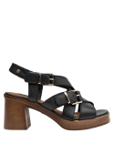 Elegante sandalia negra de cuero con acabado contemporáneo y calce cómodo.