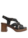 Elegante sandalia negra de cuero con acabado contemporáneo y calce cómodo.