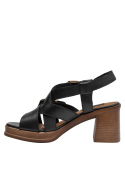 Tiras depuradas en sandalia negra de cuero, estilo minimalista y casual.