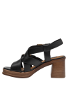 Tiras depuradas en sandalia negra de cuero, estilo minimalista y casual.