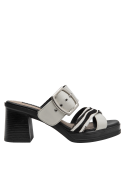 Sandalia de cuero blanco combinada con atuendos versátiles para un look casual y moderno.