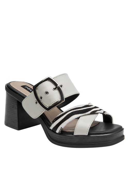 Textura del cuero blanco en la sandalia, destacando su acabado elegante y casual.