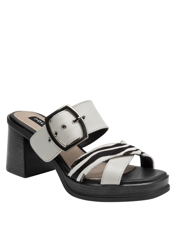 Textura del cuero blanco en la sandalia, destacando su acabado elegante y casual.
