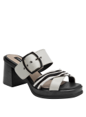 Textura del cuero blanco en la sandalia, destacando su acabado elegante y casual.