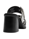Vista del forro de microfibra que proporciona suavidad y confort en el interior de la sandalia.