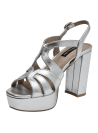 Sandalia de cuero plata con taco bloque y punta abierta, ideal para eventos.