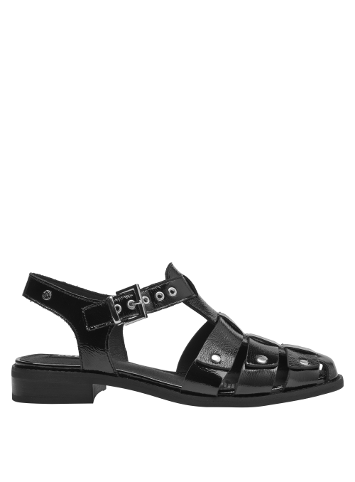 Sandalia de cuero negro con taco bloque, combina con jeans rectos o vestido midi para un toque urbano.