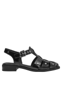 Versátil sandalia de cuero negro, ideal para combinar con short de lino o falda larga en salidas informales.