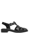 Versátil sandalia de cuero negro, ideal para combinar con short de lino o falda larga en salidas informales.
