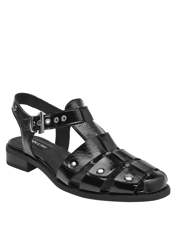 Sandalia de cuero negro con taco bloque, combina con jeans rectos o vestido midi para un toque urbano.