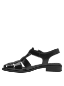 Elegante sandalia de cuero negro con forro de microfibra, perfecta para looks cotidianos e informales.