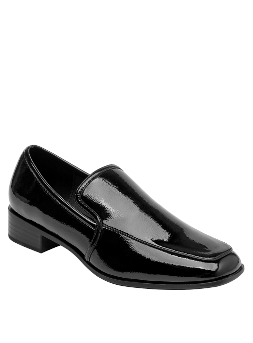 Elegante mocasín de cuero charol negro, perfecto para un look pulido y versátil en salidas informales.