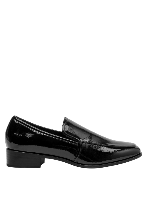 Elegante mocasín de cuero charol negro, perfecto para un look pulido y versátil en salidas informales.