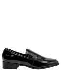 Mocasín negro de cuero charol para mujer, destacando su forro de microfibra suave al contacto.