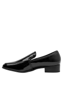 Zapato formal de cuero charol negro, estilo clásico, ideal para contextos urbanos y de oficina.