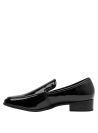 Zapato formal de cuero charol negro, estilo clásico, ideal para contextos urbanos y de oficina.