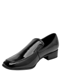Mocasín de cuero charol negro para mujer con diseño de punta redonda y taco bloque de 3 cm.