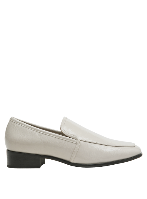 Diseño limpio de mocasín beige con taco bajo para estabilidad.