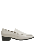 Cuero beige versátil en mocasín formal para uso diario.