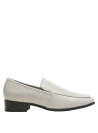 Cuero beige versátil en mocasín formal para uso diario.