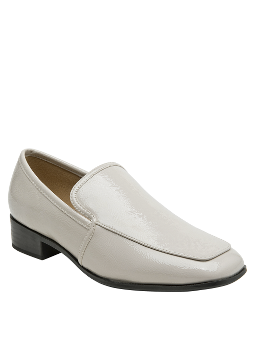 Diseño limpio de mocasín beige con taco bajo para estabilidad.