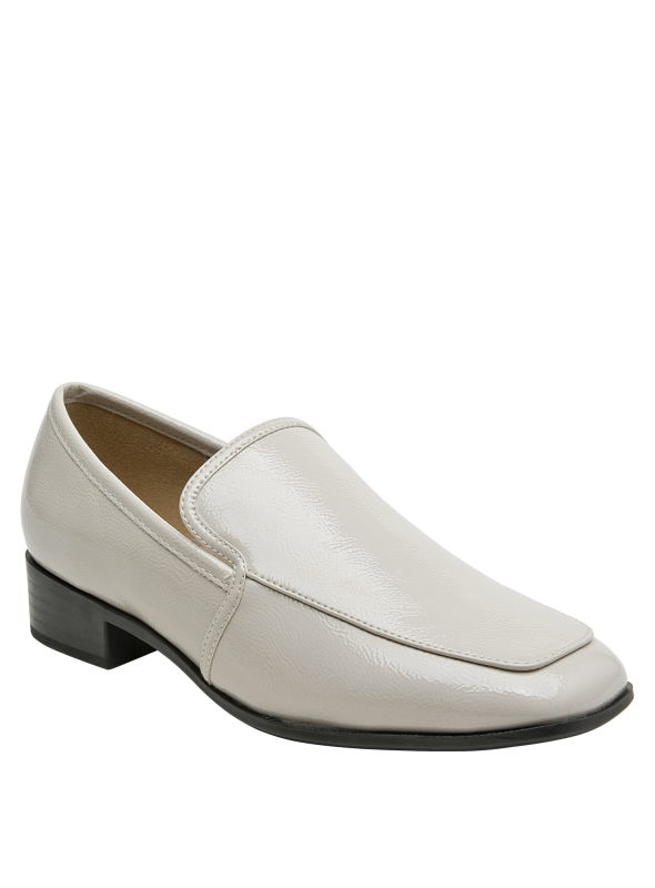 Diseño limpio de mocasín beige con taco bajo para estabilidad.