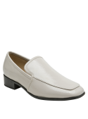 Diseño limpio de mocasín beige con taco bajo para estabilidad.