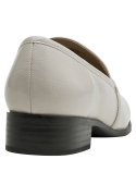 Mocasín de cuero beige con forro de microfibra para suavidad.