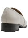 Mocasín de cuero beige con forro de microfibra para suavidad.