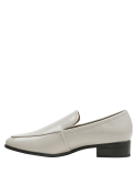 Detalle del cuero beige en mocasín formal para mujer.