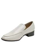 Mocasín beige de cuero para mujer con punta redonda y taco bloque de 3 cm.