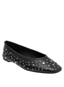 Zapato tipo ballerina en cuero negro, versátil para atuendos casuales y urbanos.