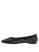 Calzado minimalista en cuero negro, perfecto para combinar con jeans o faldas en un entorno casual.