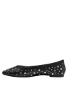Calzado minimalista en cuero negro, perfecto para combinar con jeans o faldas en un entorno casual.