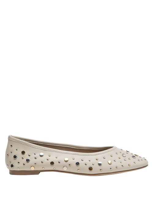 Ballerina beige con capellada lisa y forro de microfibra suave.