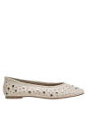 Calzado casual de cuero beige para mujer, versátil y práctico.