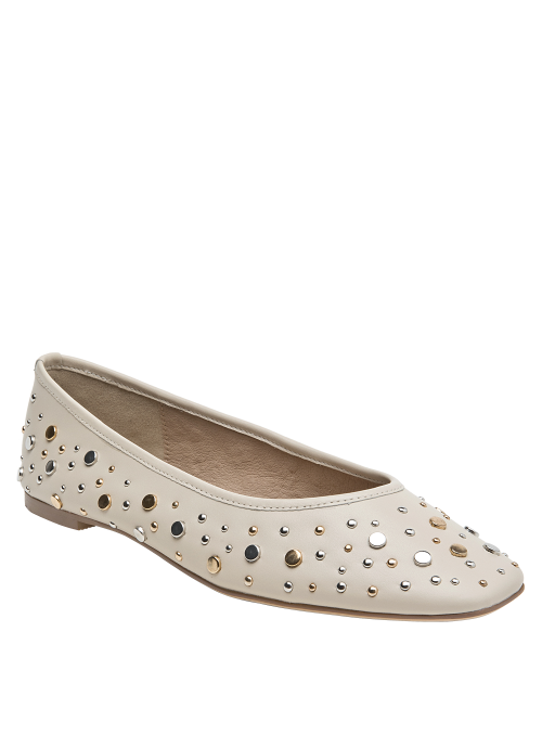 Ballerina beige con capellada lisa y forro de microfibra suave.