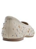Silueta limpia y perfil bajo en ballerina de cuero beige femenina.