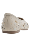 Silueta limpia y perfil bajo en ballerina de cuero beige femenina.
