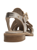 Sandalia de cuero dorado para mujer con taco bloque y punta redonda, ideal para un look casual elegante.