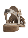 Sandalia de cuero dorado para mujer con taco bloque y punta redonda, ideal para un look casual elegante.