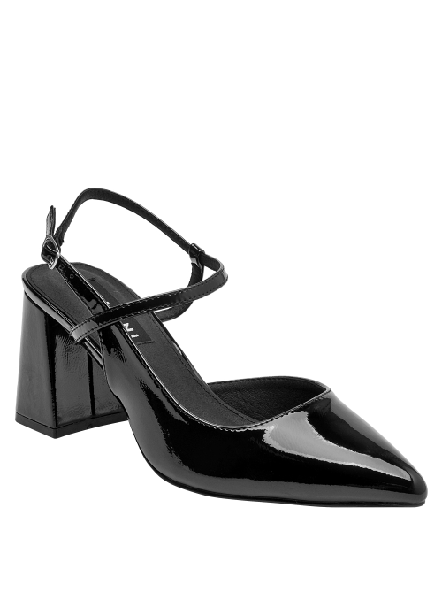 Calzado negro en cuero para mujer, versátil para elevar cualquier conjunto formal.