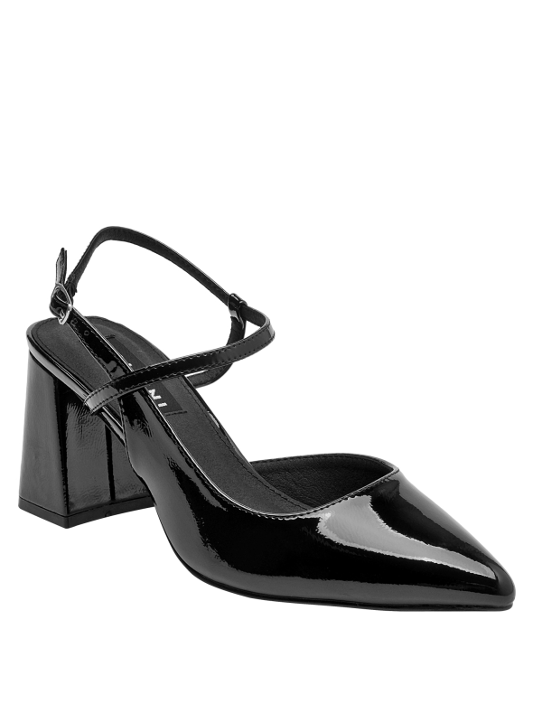 Calzado negro en cuero para mujer, versátil para elevar cualquier conjunto formal.