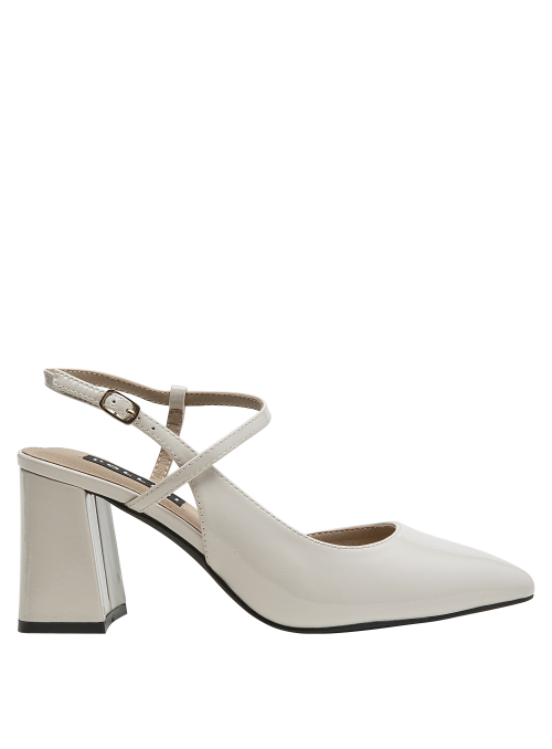 Tacón bloque en charol beige, calzado femenino que estiliza con su altura de 7.5 cm.