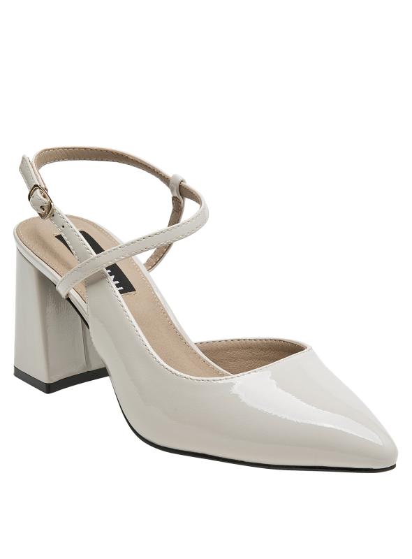 Tacón bloque en charol beige, calzado femenino que estiliza con su altura de 7.5 cm.
