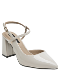 Tacón bloque en charol beige, calzado femenino que estiliza con su altura de 7.5 cm.
